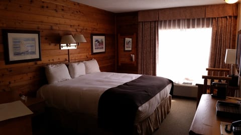 Standard Room (King, No Pets Allowed) | Premium bedding, desk, iron/ironing board, free WiFi