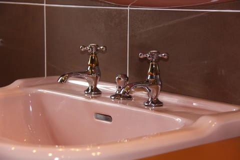 Shower, free toiletries, towels