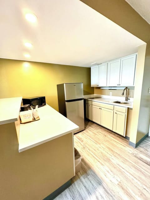 Suite, 1 Queen Bed, Non Smoking, Kitchenette | Private kitchen | Fridge, microwave, coffee/tea maker