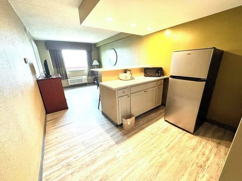 Suite, 1 Queen Bed, Non Smoking, Kitchenette | Private kitchenette | Fridge, microwave, coffee/tea maker