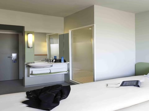 Basic Room, 2 Twin Beds | Soundproofing, free WiFi, bed sheets