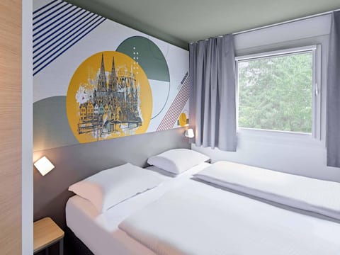 Desk, blackout drapes, soundproofing, free WiFi