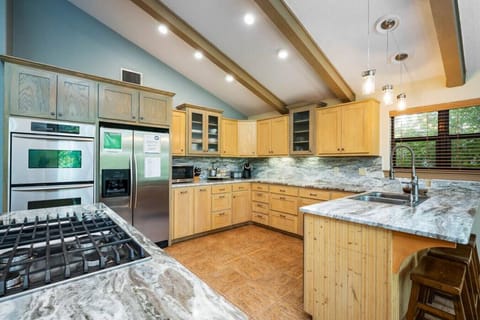 Full size kitchen with granite throughout