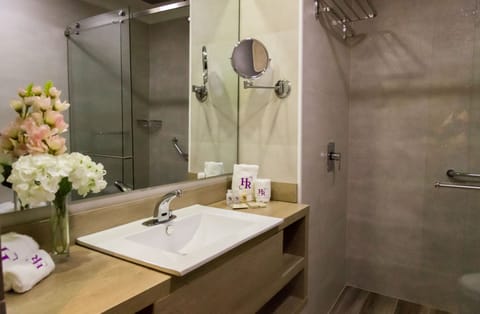 Executive Double Room, Non Smoking | Bathroom | Free toiletries, hair dryer, bathrobes, bidet