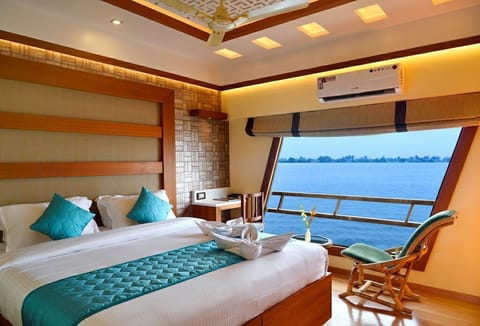 Premium Room In a Houseboat | Desk, rollaway beds, free WiFi, bed sheets