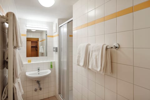 Duplex | Bathroom | Shower, hair dryer, towels