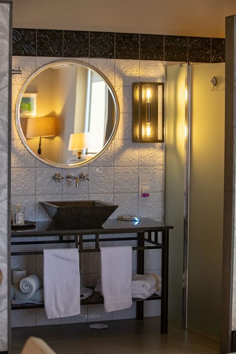 Suite 3 | Bathroom | Shower, designer toiletries, hair dryer, towels