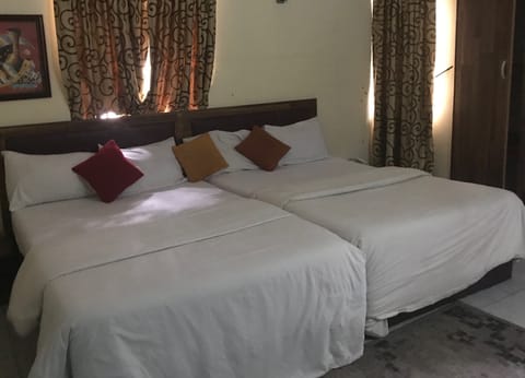 Executive Room | Desk, free WiFi, bed sheets