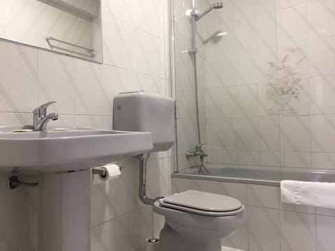 Double Room, 1 Double Bed, Non Smoking | Bathroom | Rainfall showerhead, free toiletries, bidet, towels