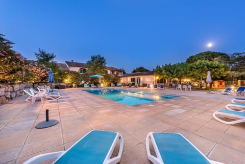 Seasonal outdoor pool, pool umbrellas, sun loungers