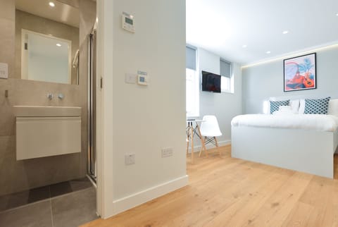 Small Studio Apartment | Hypo-allergenic bedding, iron/ironing board, free WiFi, bed sheets