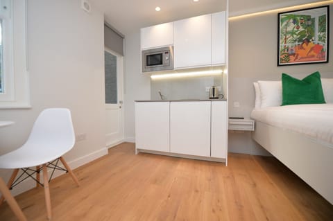 Standard Studio Apartment | Hypo-allergenic bedding, iron/ironing board, free WiFi, bed sheets