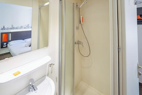 Double Room, 1 Double Bed, Non Smoking | Bathroom | Shower, free toiletries, hair dryer, towels