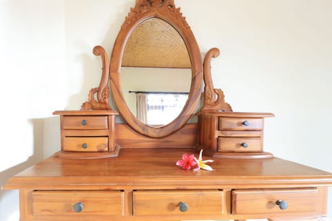 Deluxe Room | Desk, bed sheets