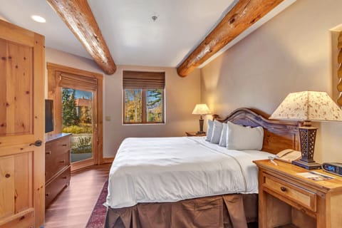 Cabin, 4 Bedrooms | Premium bedding, blackout drapes, iron/ironing board, free WiFi