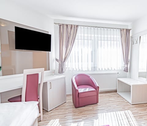 Single Room | In-room safe, desk, laptop workspace, iron/ironing board