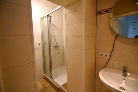 3 room apartment (2 sleeping rooms, 1 living room) | Bathroom | Shower, free toiletries, hair dryer