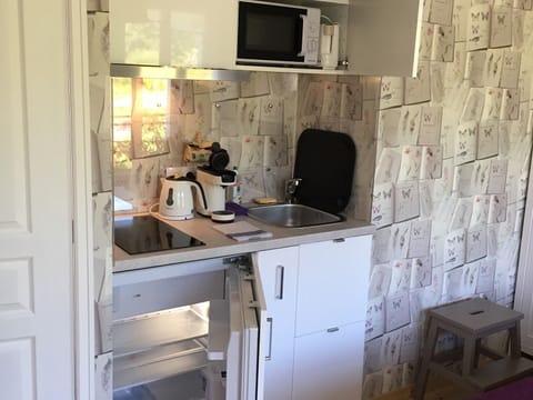 Studio, Ensuite (Le jardinet) | Private kitchen | Dining tables