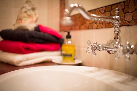 Suite (Bayeux) | Bathroom sink