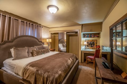 Luxury Suite, Ensuite (Evergreen Suite, Non Pet-Friendly) | Premium bedding, individually decorated, individually furnished, desk