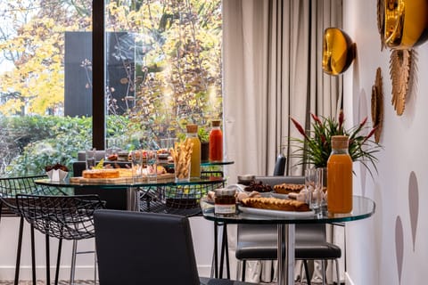 Breakfast, lunch, dinner served; French cuisine