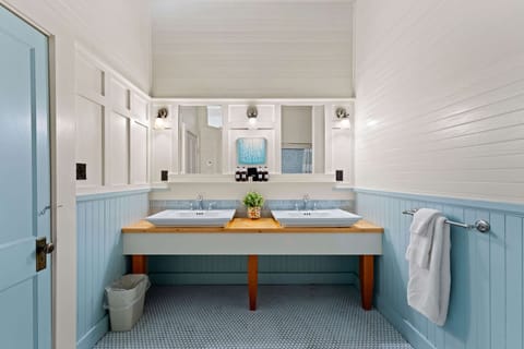 Minnesota Room (208) | Bathroom | Towels