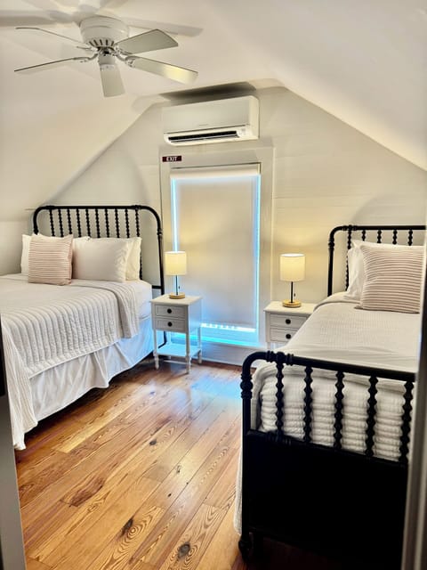 3rd floor bedroom--queen and twin