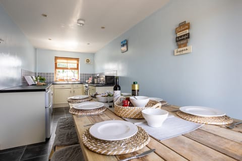 The Granary - Dining table in Kitchen