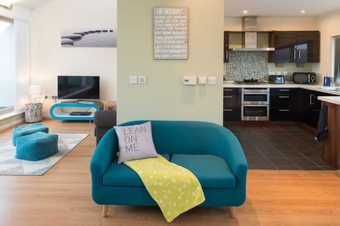 The View Living Room and Kitchen - Rhosneigr