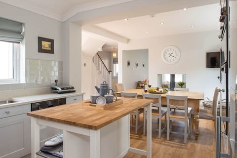 Hen Gi Mor Kitchen Island