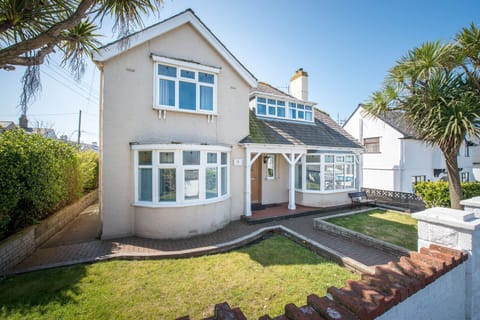 Hen Gi Mor Front Garden Rhosneigr