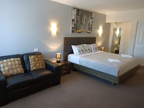 Deluxe Double or Twin Room, 1 King Bed, Garden View | Iron/ironing board, cribs/infant beds, free WiFi, bed sheets