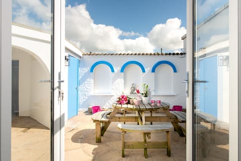 Coed Y Llan courtyard dining