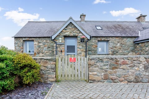 Bwthyn Dwynwen front door
