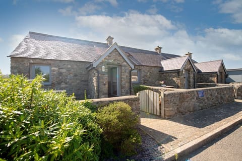 Bwthyn Dwynwen building