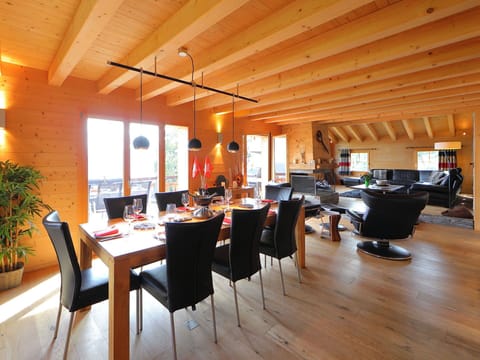 Room, Building, Interior Design, Property, Floor, Dining Room, Ceiling, Furniture, Restaurant, House