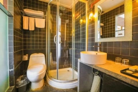 Standard Twin Room | Bathroom | Free toiletries, hair dryer, slippers, towels