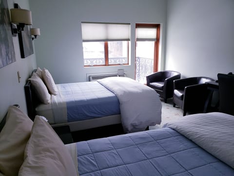 Deluxe Quadruple Room 305 | 1 bedroom, hypo-allergenic bedding, iron/ironing board, free WiFi