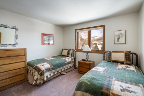 Second Bedroom - Twin Beds