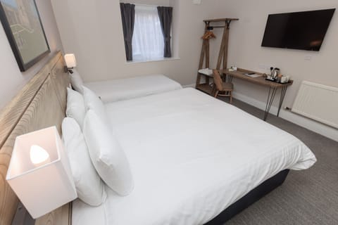 Family Room | Desk, iron/ironing board, free WiFi, bed sheets