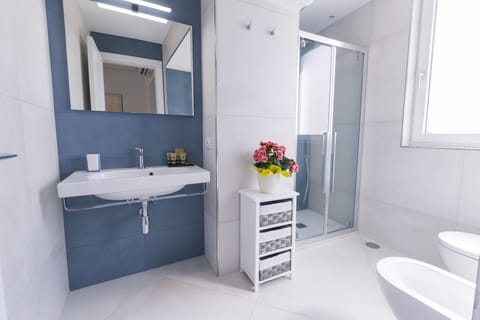 Exclusive Condo | Bathroom | Shower, rainfall showerhead, free toiletries, bidet