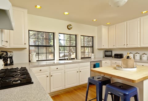 So much light in this kitchen you might need sunglasses!