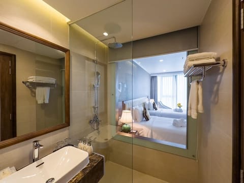 Deluxe Twin Room | Bathroom | Shower, rainfall showerhead, free toiletries, hair dryer