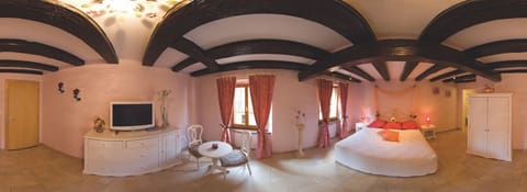 Double Room (Romantique) | Premium bedding, free WiFi, bed sheets