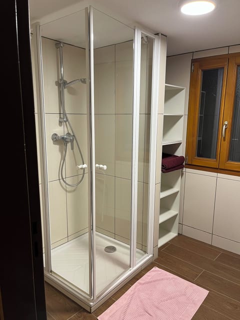 Comfort Studio | Bathroom | Shower, free toiletries