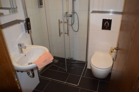 Basic Double Room, Private Bathroom | Bathroom