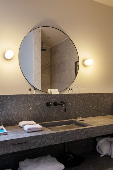 Deluxe Room, 1 Queen Bed | Bathroom | Free toiletries, bathrobes, towels