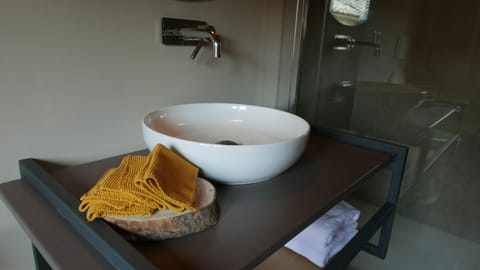 Comfort Double Room | Bathroom sink