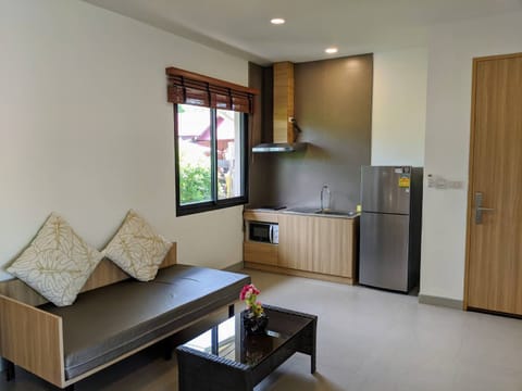 Deluxe Double Room with Sea View | Private kitchen | Full-size fridge, microwave, electric kettle, cookware/dishes/utensils