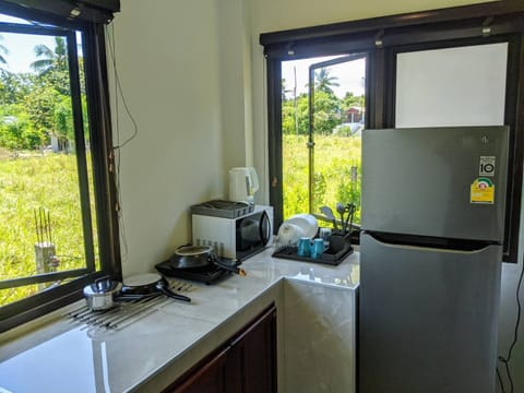 Deluxe Bungalow | Private kitchen | Full-size fridge, microwave, electric kettle, cookware/dishes/utensils